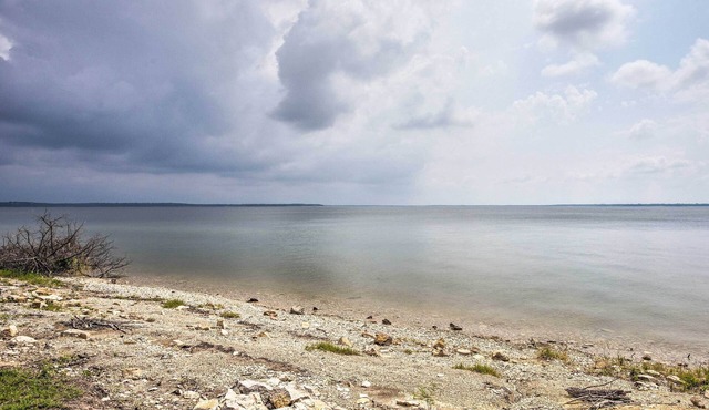 'Lakeview Lodge' w/ Lake Texoma Beach Access!