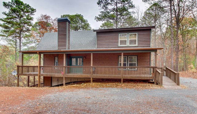 Lakeview lodge with two decks, pool table, & shared swimming pools