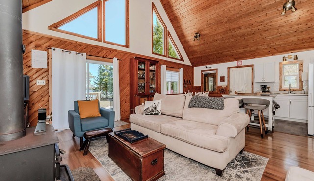 Lakeview Loft: A-Frame Escape Tobermory With AC
