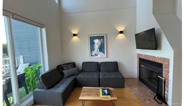 LAKEVIEW LOFT WITH HEATED POOL