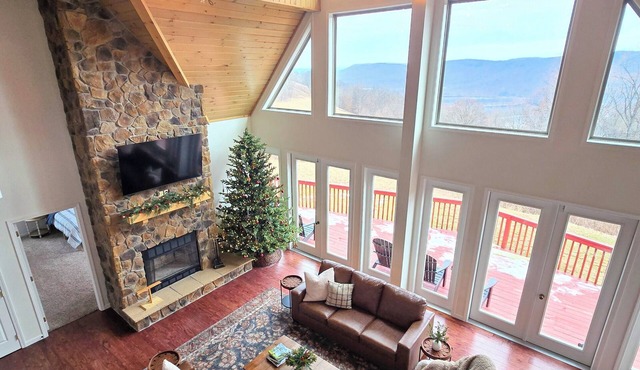 Lakeview Luxury & Recreation - Hot tub, Sleeps 27, Pool Table, Multi Sport Court