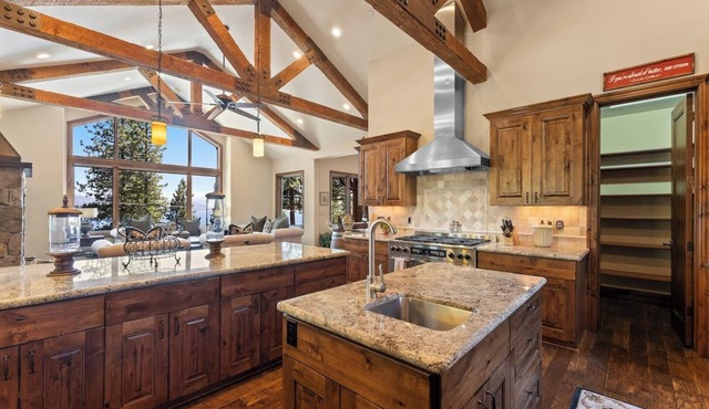 Lakeview Manor Spa WineBar Foosbal Elevator & Gym