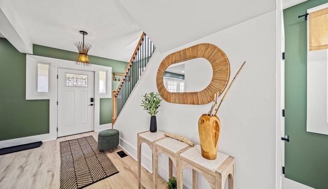 Lakeview Modern Stay Near Beaches, GOTL, and Spire