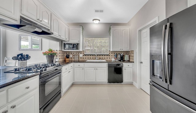 Lakeview oasis of Lake Conroe- 30 second drive to the water!