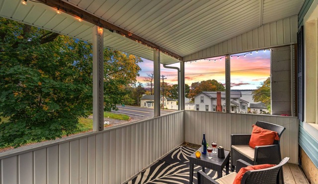 Lakeview on Cayuga Wine Trail Fenced Yard 2 King Beds Sunset Views