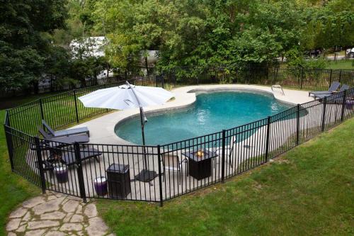 Lakeview on Main Pool Fire Pit and Walkable