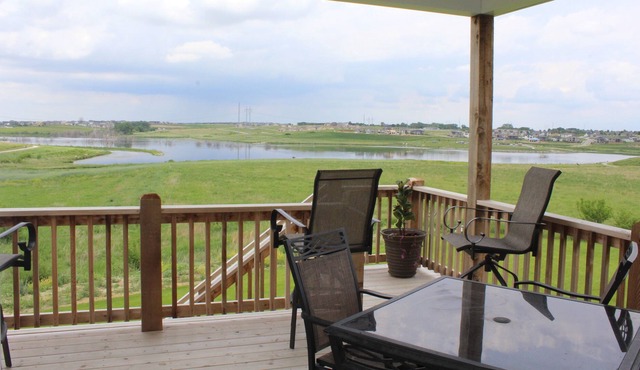 Lakeview Open Concept Family Home-Great for Kids!