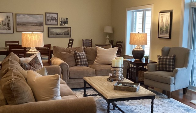 LAKEVIEW PENTHOUSE 406 3br/2.5bath. Rent 6 get 7th free ask!- 2 king bed suites