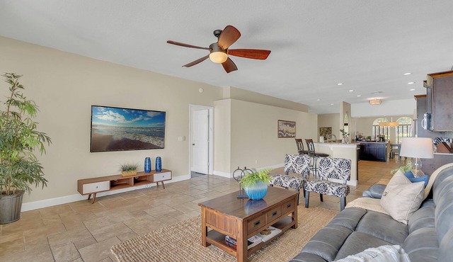 Lakeview, Pool, 4 beds! 13 min to DT