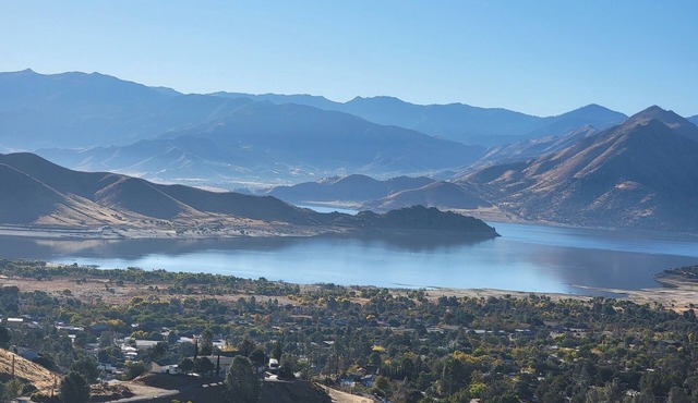 Lakeview Retreat: A Spacious Dog-Friendly Escape with Breathtaking Views