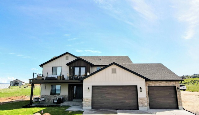 Lakeview Retreat-Home overlooking Bear Lake Sleeps 30 w/Ideal beach/pool access