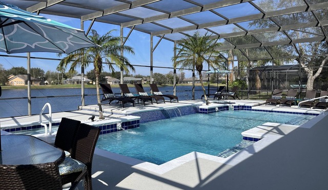 Lakeview Retreat: luxury 5★ villa -large pool, spa, game room, near parks & golf