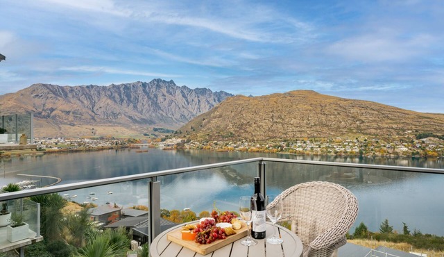 Lakeview Retreat - Queenstown Holiday Home
