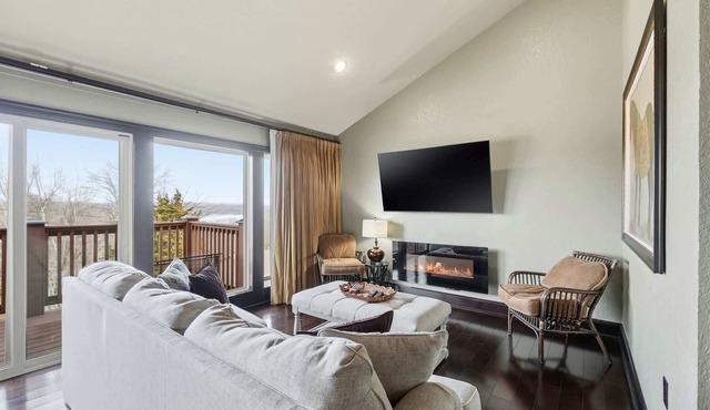 Lakeview Retreat w/Firepit, Balcony & Gym