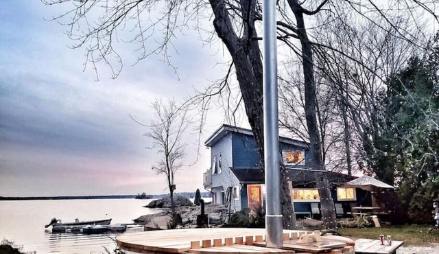 Lakeview Rooftop Suite by Zukaland/add-ons wood-fired Cedar Hot Tub & Sauna