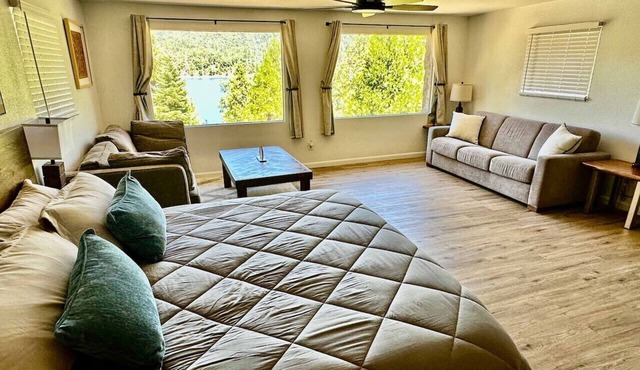 Lakeview Suite for 2 - Hot Tub - Dog Friendly