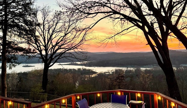 Lakeview Sunset Oasis Retreat on Pettit Mt near Tahlequah, 4 min drive to lake