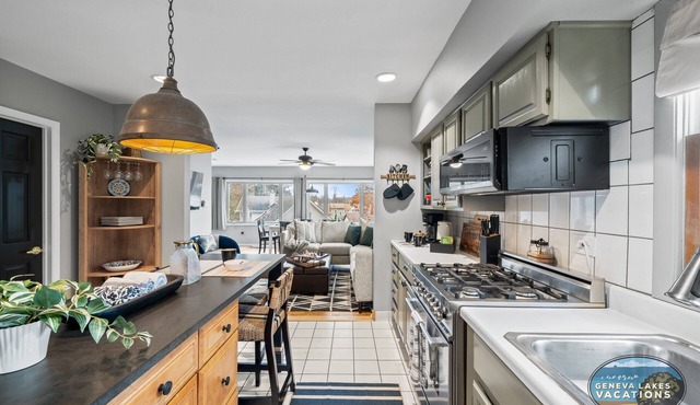 Lakeview Terrace | Sauna |Screened-in Porch|Firepit|10 mins to Wilmot Ski