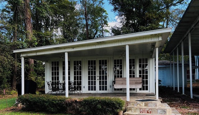 Lakeview, WiFi, grill, boat ramp access and AC on Lake Houston for 165 a night!
