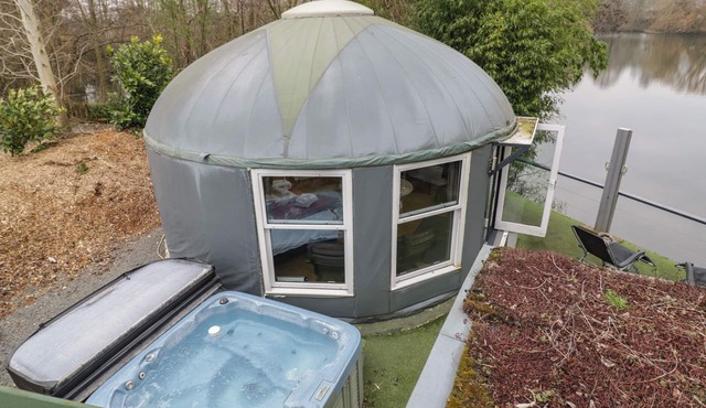 LAKEVIEW YURT, pet friendly, character holiday cottage in Beckford