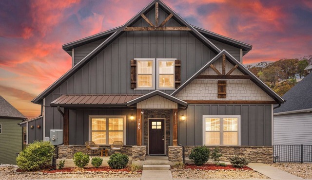 LakeViews, Community Pools, HotTub, Pet Friendly!