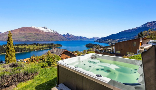 LAKEVIEWS FROM SPA - PANORAMIC VIEWS, CLOSE TO TOWN, 3X ENSUITES, SKI-FIELDS