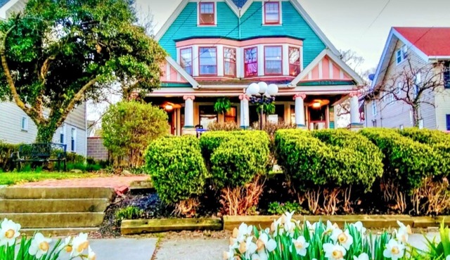 Lakewood by Lake Erie Historic Victorian 5 Bed 2.5 Bath Trendy Hip 3500 sq ft