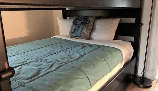 LAKEWOOD GUEST HOUSE (Studio Garage Apartment)
