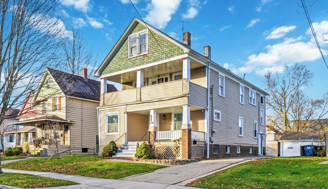 Lakewood Hideaway – Cozy Top-Floor Stay