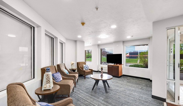 LakeWood Inn & Suites