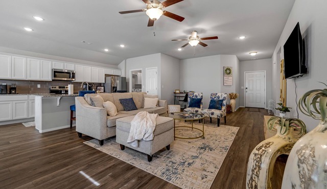 Lakewood Lounge - Quiet Area, Walking Trails, Community Park