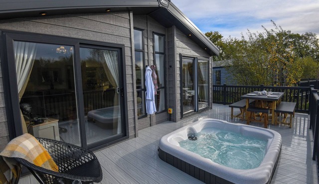 LAKEWOOD RETREAT, pet friendly, with hot tub in Woodhall Spa