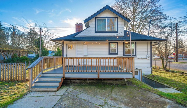 Lakewood Stunner sleeps 6-8! Two KING size beds!