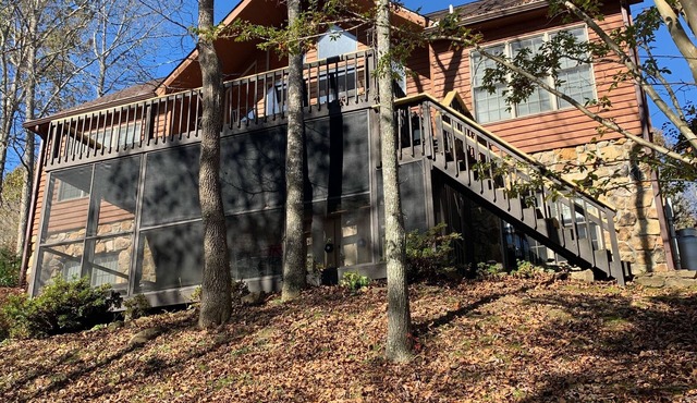 Lakin’ It Easy at Lake Cumberland Resort Burnside KY 4 KING BEDS & 4 FULL BATHS