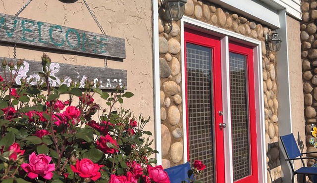 “LaLa’s Place”Cozy, conveniently located country cottage, pets, carport,fire pit