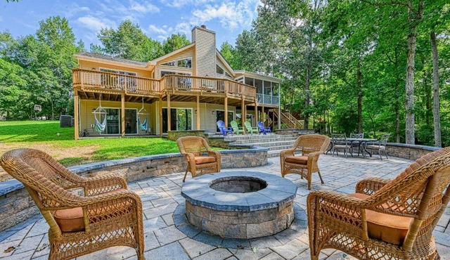 Lalli's Lake House