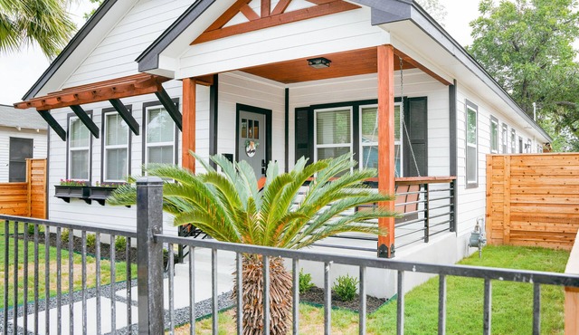 Lamar Villa-3 bed 2.5 bath with outdoor kitchen