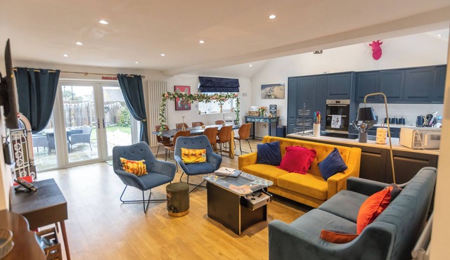 Lamarby Lodge-Quirky bungalow on coastal walk with distant sea views.