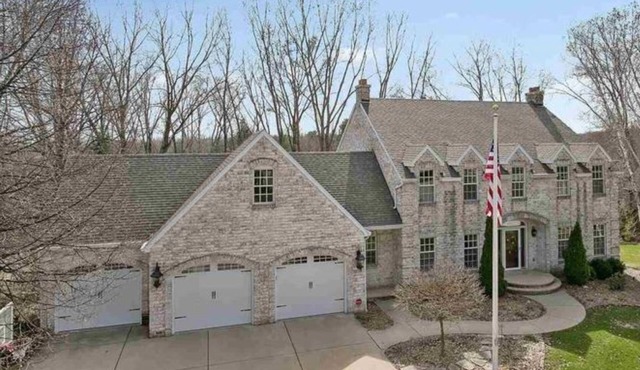 Lambeau Field retreat 1.6 Miles from Lambeau n2k sqft Lower level Luxury Walkout