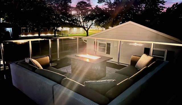 Lambeau View 🏈 Pool · Hot Tub 💦 Rooftop · Fire Table 🔥 Entertainment Room 🎉