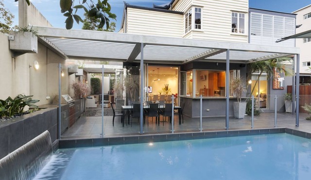 Lambert House Lower Level - Close to the Gabba, City and Valley. Two queen beds