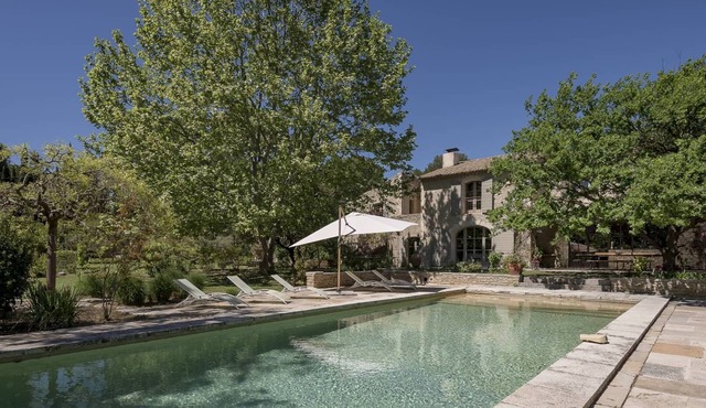Lambesc – A stone-built property with a swimming pool and a jacuzzi – Sleeps 14
