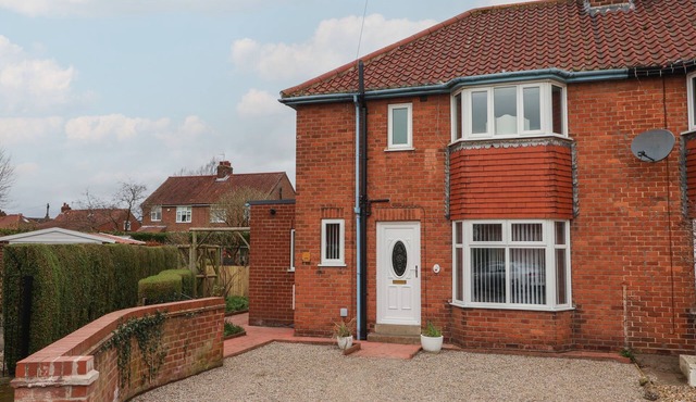 LAMBS FOLD, family friendly, with a garden in Malton