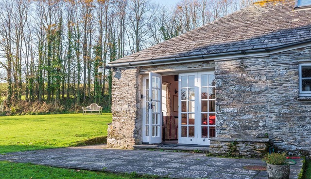 Lamellyon Roundhouse, near superb coastal walks
