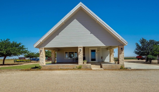 Lamesa Vacation Rental w/Covered Patio & Fire Pit