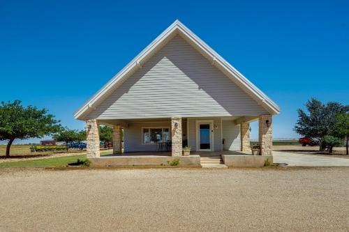 Lamesa Vacation Rental with Covered Patio and Fire Pit