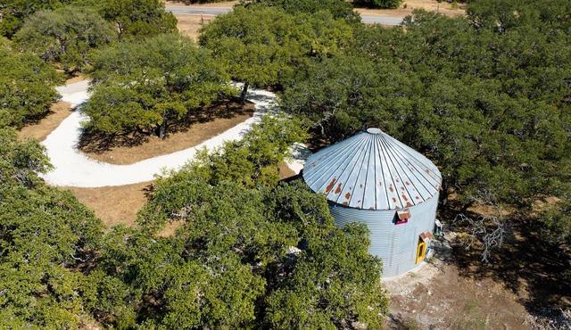 Lampasas' only grain silo cabin. Close to 3 State Parks and Spider Mountain