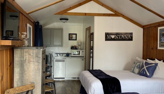 Lamplighter Cabins & Suites