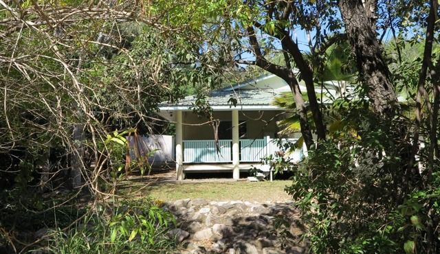 Lana's Cottage - Delightful, centrally located and spacious island cottage in tropical surrounds