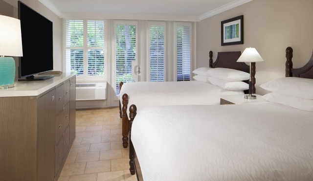 Lanai Two Queen, Pier House, Tropical Views, Beachfront Access, Key West Charm